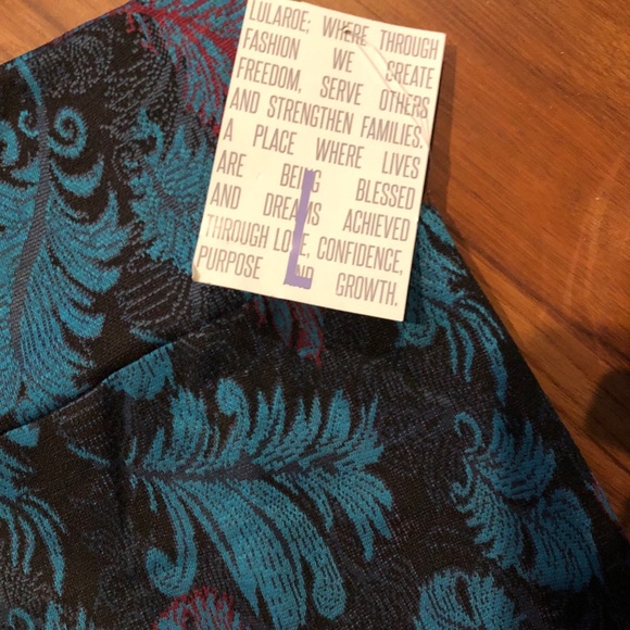 💼🌸🐝LulaRoe Feather Print Cassie Pencil Skirt💕 - Picture 2 of 10